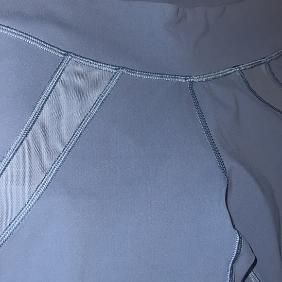 Lululemon cropped size 4 - Picture 3 of 5